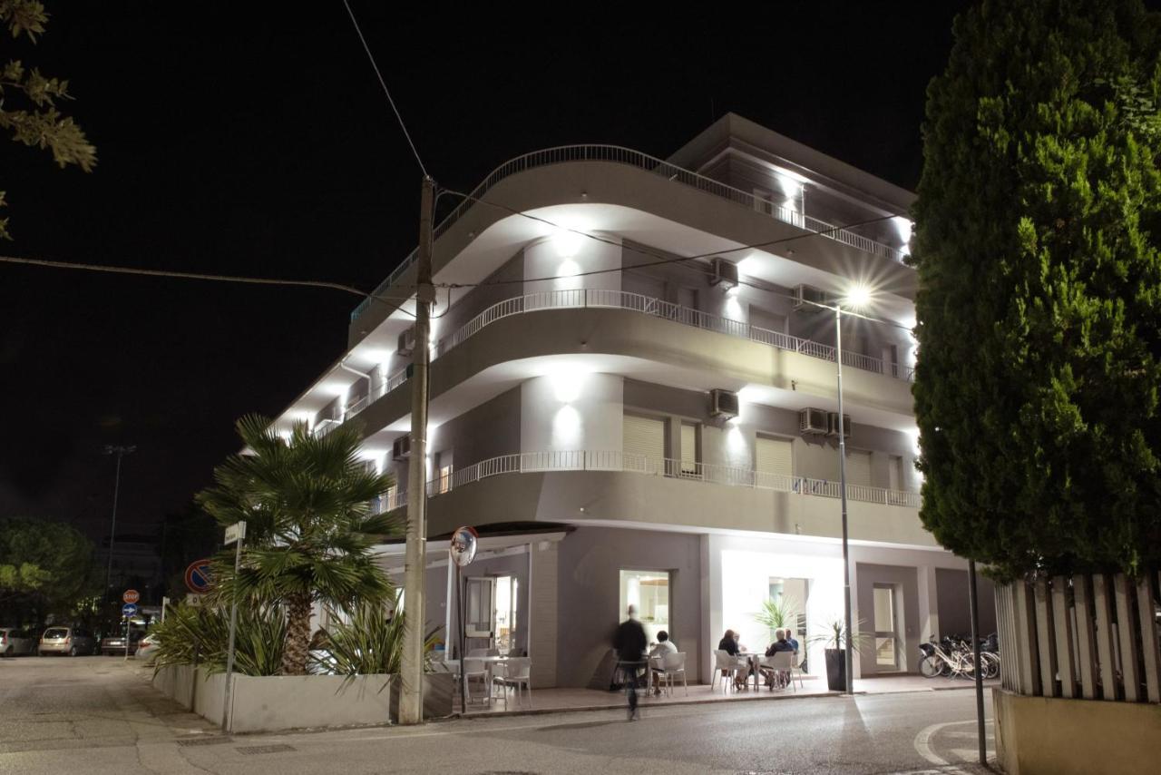 Adria Beach Hotel Alba Adriatica Dış mekan fotoğraf